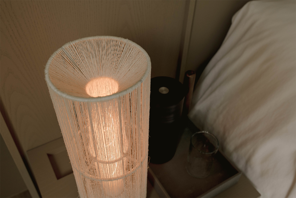 Lámparas tubulares de mesa y piso inspiradas en la ligereza de elementos como el bambú