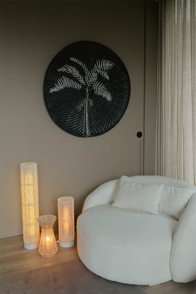 Lámparas tubulares de mesa y piso inspiradas en la ligereza de elementos como el bambú