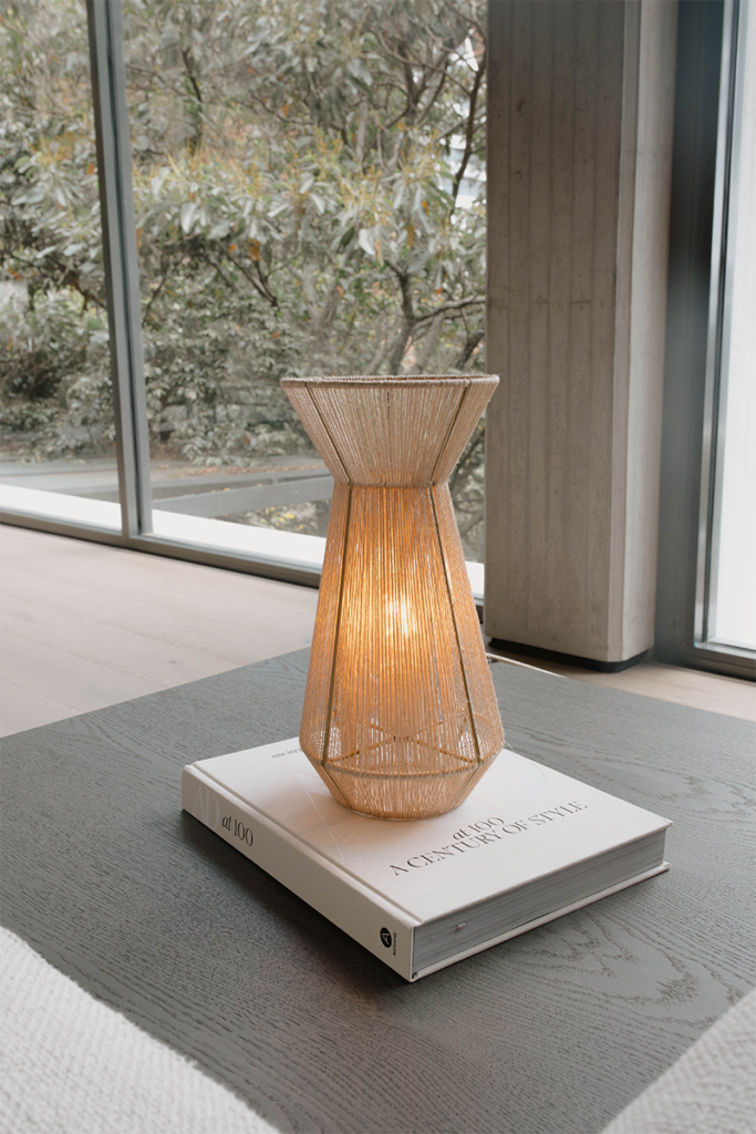 Lámparas tubulares de mesa y piso inspiradas en la ligereza de elementos como el bambú