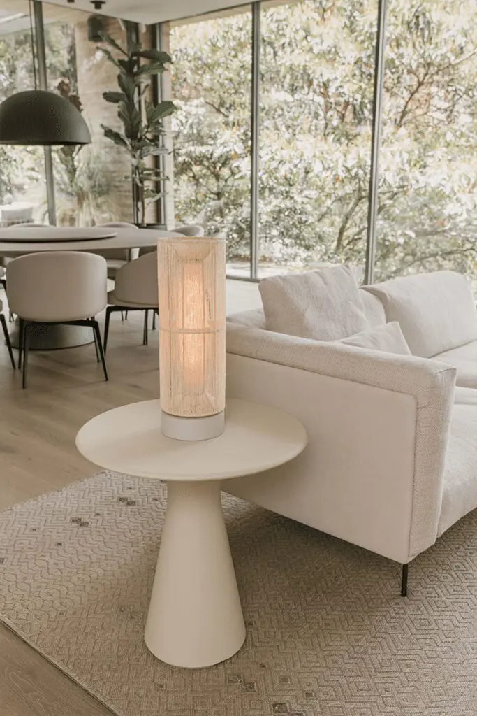 Lámparas tubulares de mesa y piso inspiradas en la ligereza de elementos como el bambú