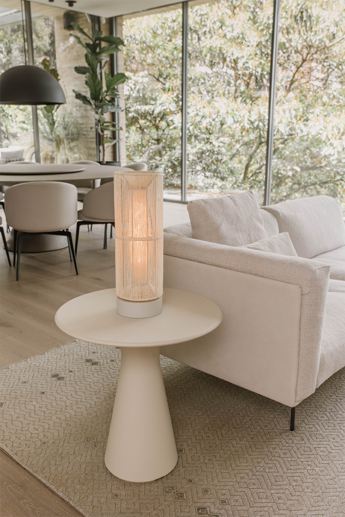 Lámparas tubulares de mesa y piso inspiradas en la ligereza de elementos como el bambú