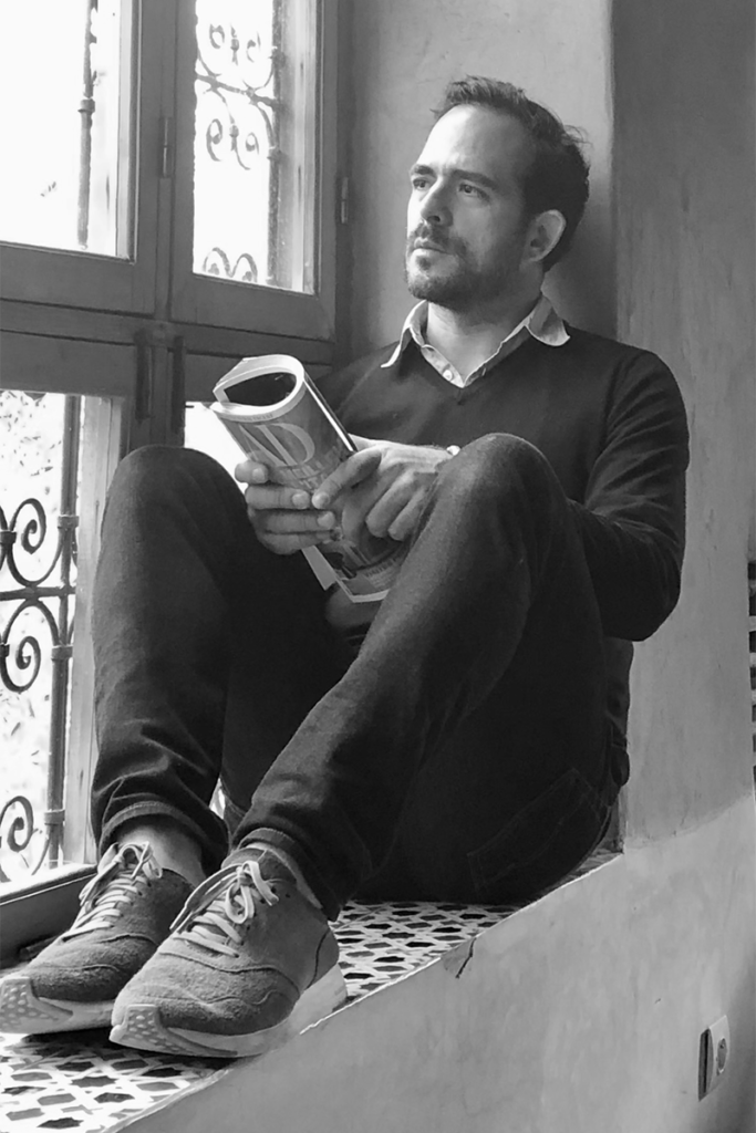 Las montañas y el jardín entran por la cocina a esta casa en la calera