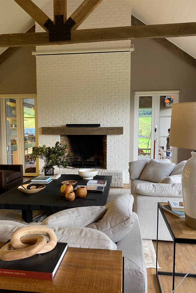 Las montañas y el jardín entran por la cocina a esta casa en la calera