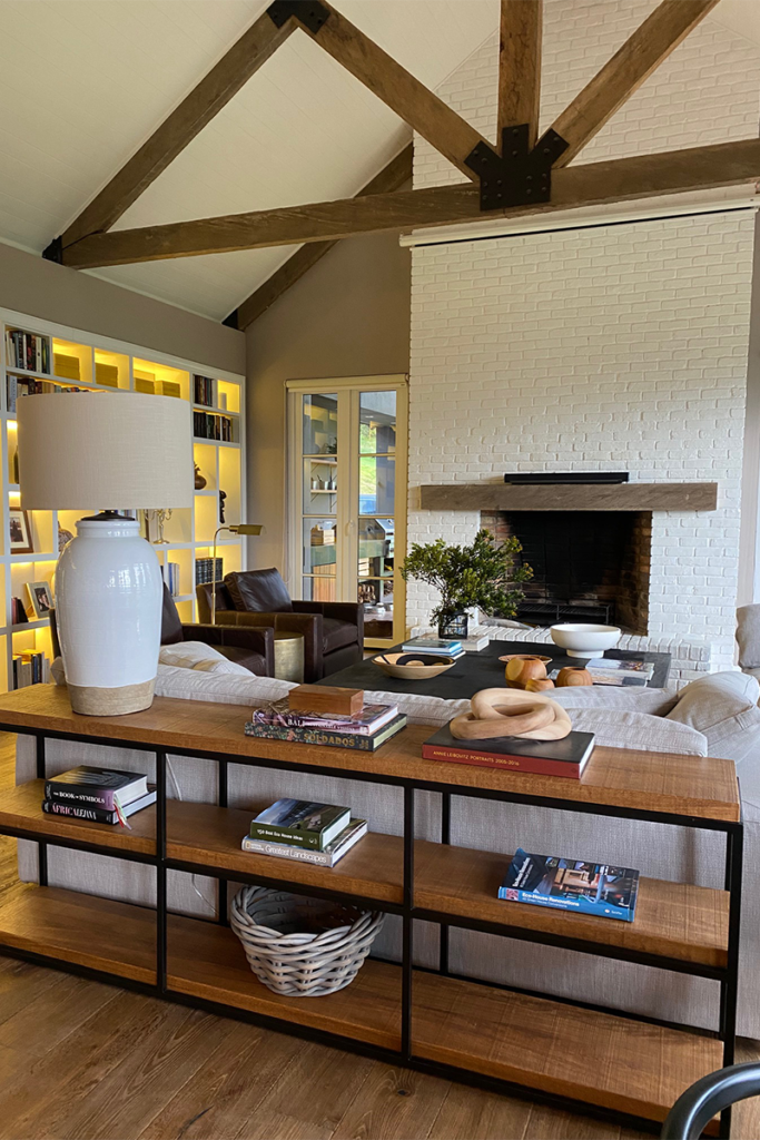 Las montañas y el jardín entran por la cocina a esta casa en la calera