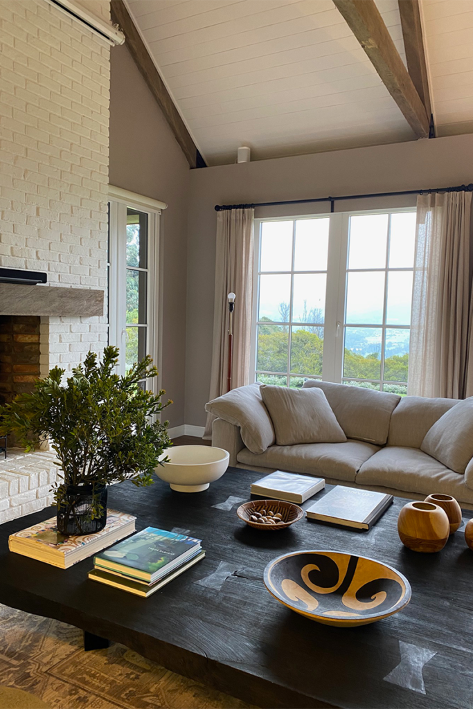 Las montañas y el jardín entran por la cocina a esta casa en la calera