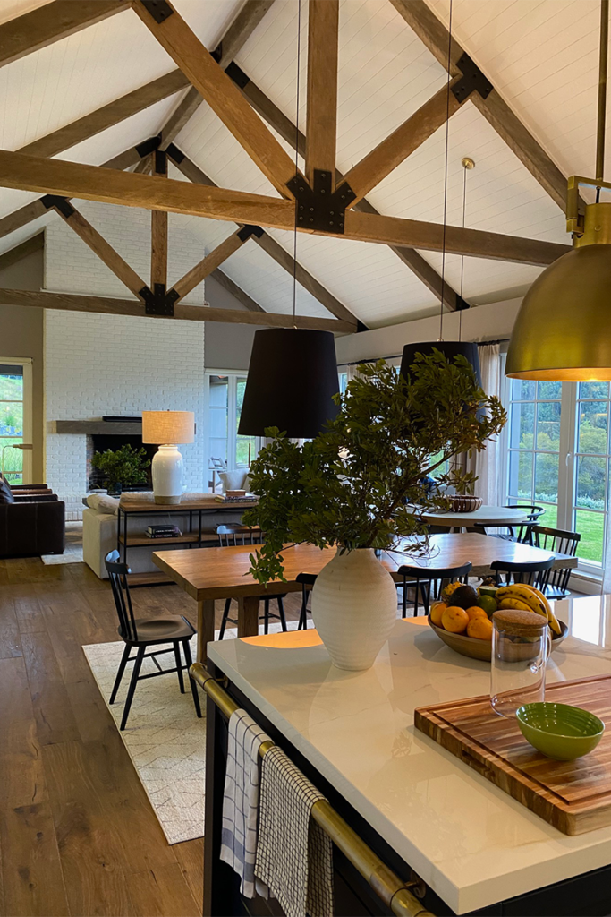 Las montañas y el jardín entran por la cocina a esta casa en la calera