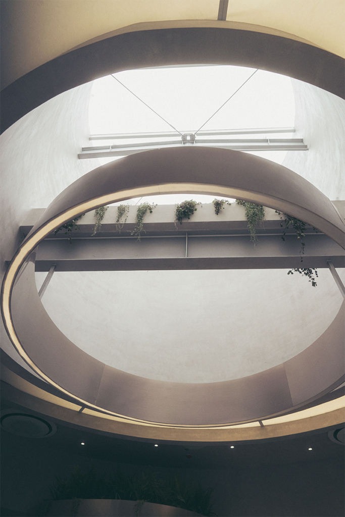 El acero, el concreto y el vidrio determinan la materialidad de esta obra El acero, el concreto y el vidrio determinan la materialidad de esta obra