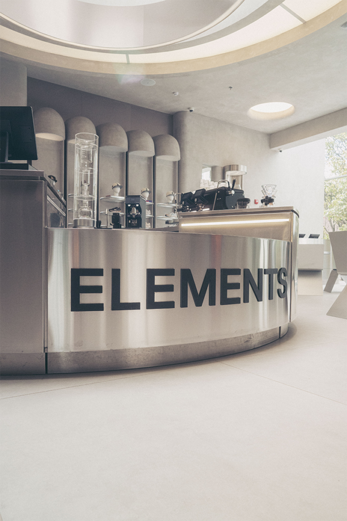 El acero, el concreto y el vidrio determinan la materialidad de esta obra El acero, el concreto y el vidrio determinan la materialidad de esta obra