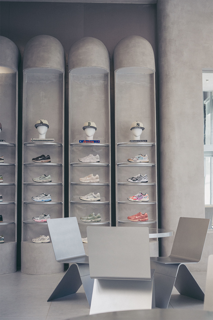 El acero, el concreto y el vidrio determinan la materialidad de esta obra El acero, el concreto y el vidrio determinan la materialidad de esta obra