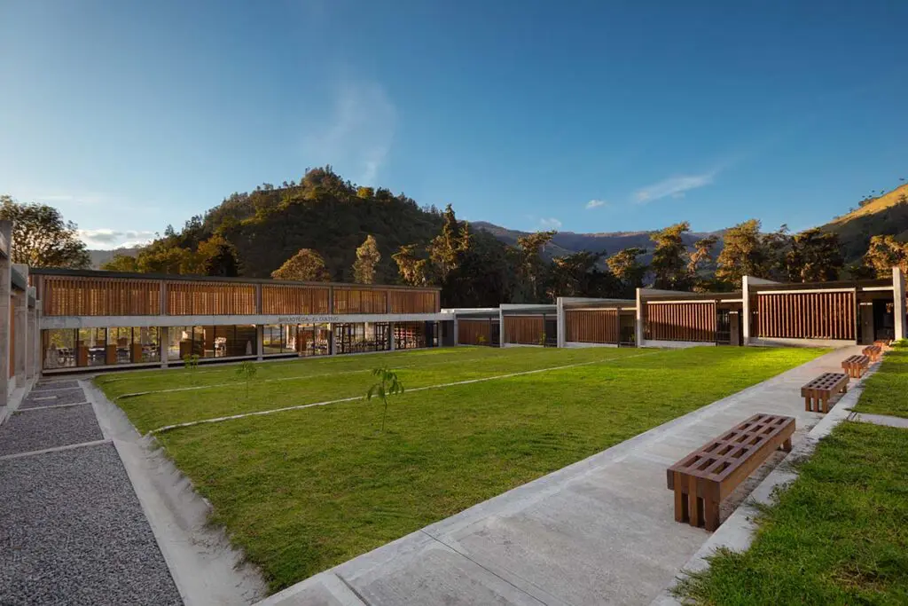 Este es el colegio de crepes & waffles con una arquitectura para la comunidad Este es el colegio de crepes & waffles con una arquitectura para la comunidad