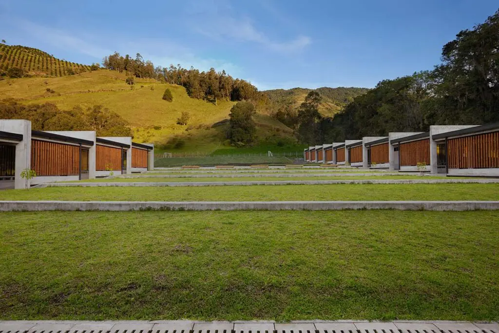 Este es el colegio de crepes & waffles con una arquitectura para la comunidad Este es el colegio de crepes & waffles con una arquitectura para la comunidad