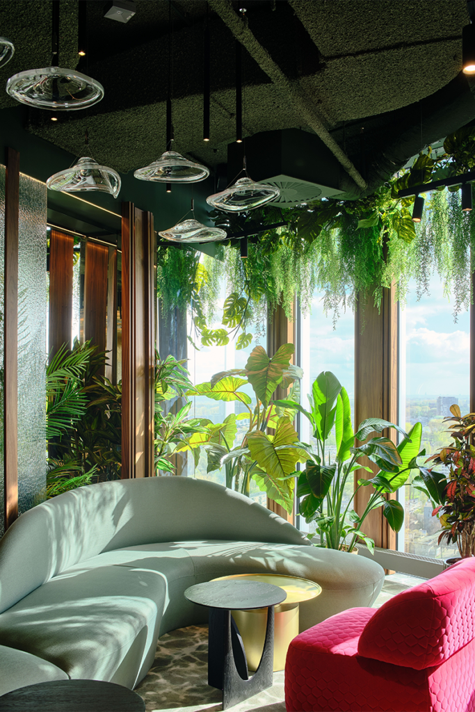 El diseño curvo de este del bar deslumbra en el espacio