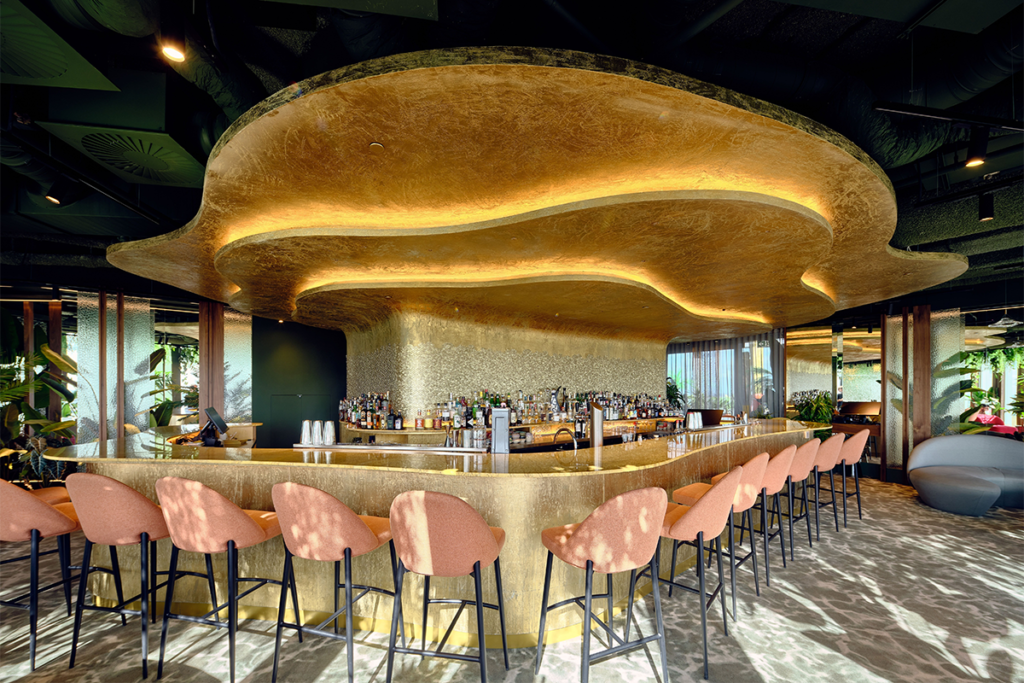El diseño curvo de este del bar deslumbra en el espacio
