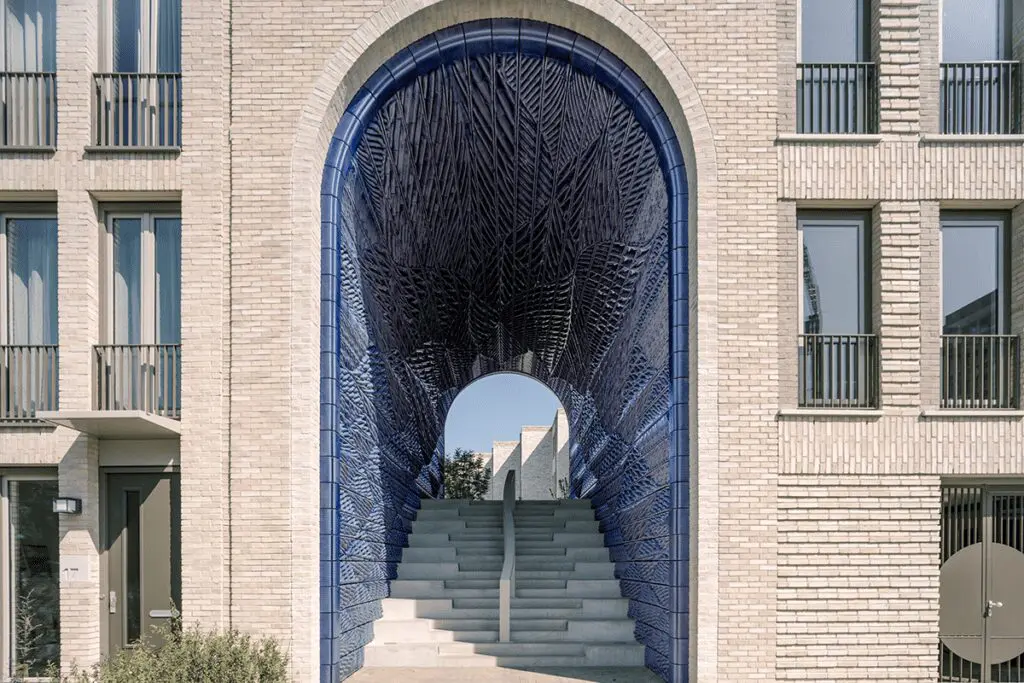 Una obra en países bajos que fusiona el diseño computacional y el vidriado artesanal New delft blue diseño
