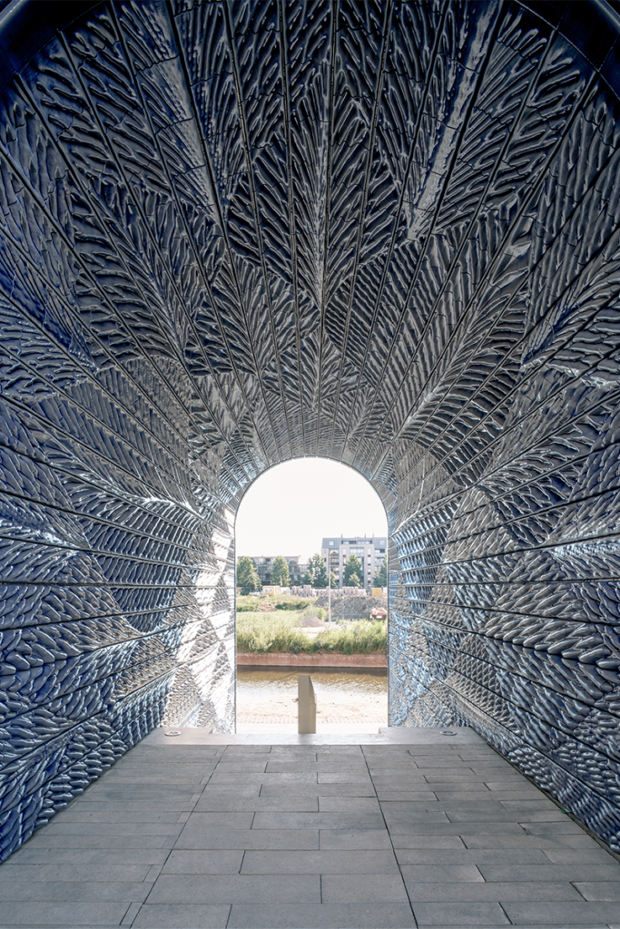 Una obra en países bajos que fusiona el diseño computacional y el vidriado artesanal