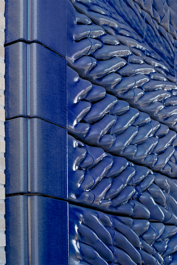 Una obra en países bajos que fusiona el diseño computacional y el vidriado artesanal