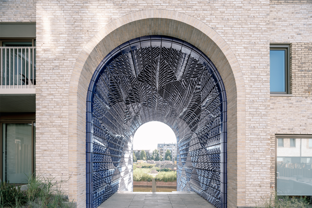 Una obra en países bajos que fusiona el diseño computacional y el vidriado artesanal