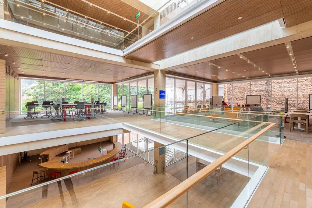 El diseño del centro cívico de la universidad de lo andes cuenta una historia