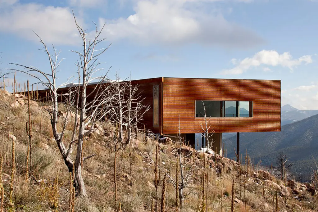 Una casa minimalista que se abre al paisaje y está diseñada para resistir incendios
