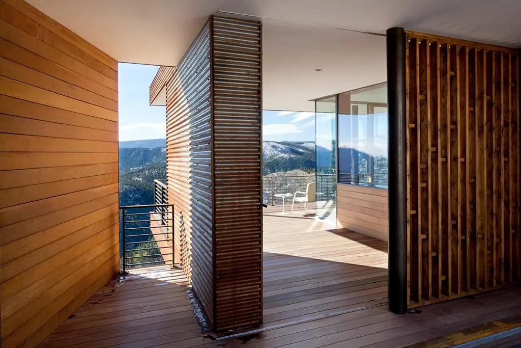 Una casa minimalista que se abre al paisaje y está diseñada para resistir incendios