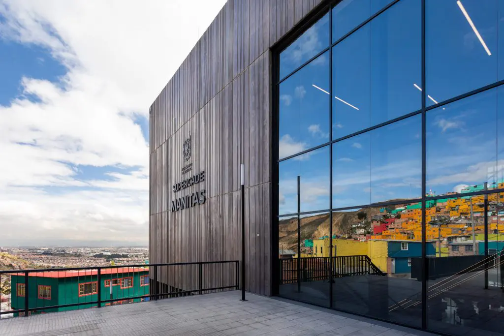 Arquitectura del nuevo supercade del barrio manitas, al sur de bogotá