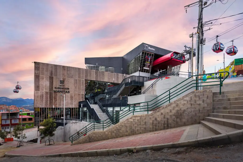 Arquitectura del nuevo supercade del barrio manitas, al sur de bogotá