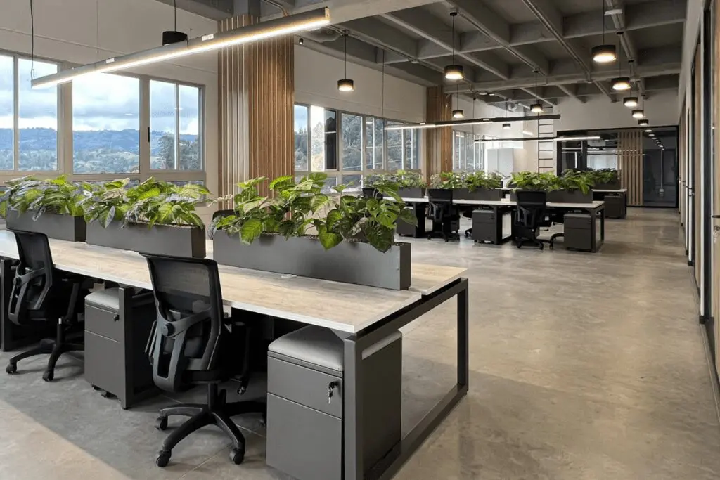 Vivir el afuera en el adentro: estas oficinas son una oda al diseño industrial y la vida silvestre Vivir el afuera en el adentro: estas oficinas son una oda al diseño industrial y la vida silvestre