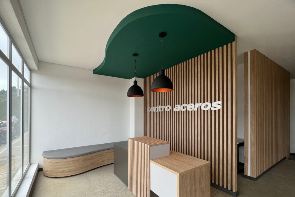 Vivir el afuera en el adentro: estas oficinas son una oda al diseño industrial y la vida silvestre