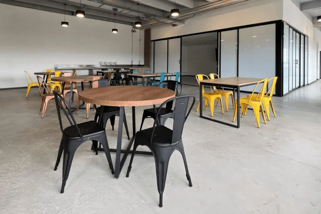 Vivir el afuera en el adentro: estas oficinas son una oda al diseño industrial y la vida silvestre Vivir el afuera en el adentro: estas oficinas son una oda al diseño industrial y la vida silvestre