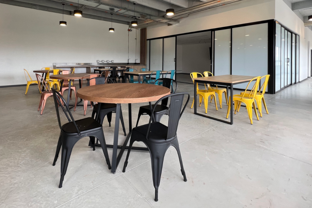 Vivir el afuera en el adentro: estas oficinas son una oda al diseño industrial y la vida silvestre