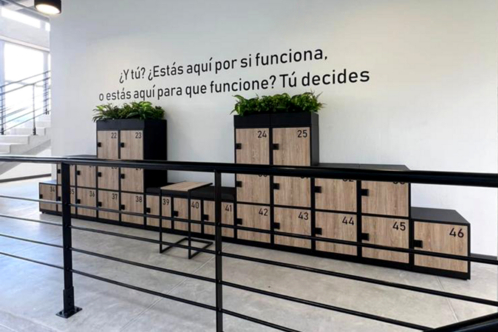 Vivir el afuera en el adentro: estas oficinas son una oda al diseño industrial y la vida silvestre