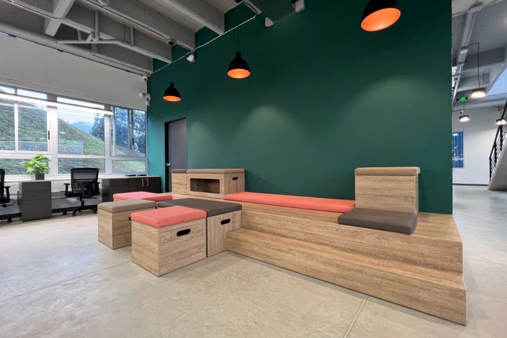 Vivir el afuera en el adentro: estas oficinas son una oda al diseño industrial y la vida silvestre