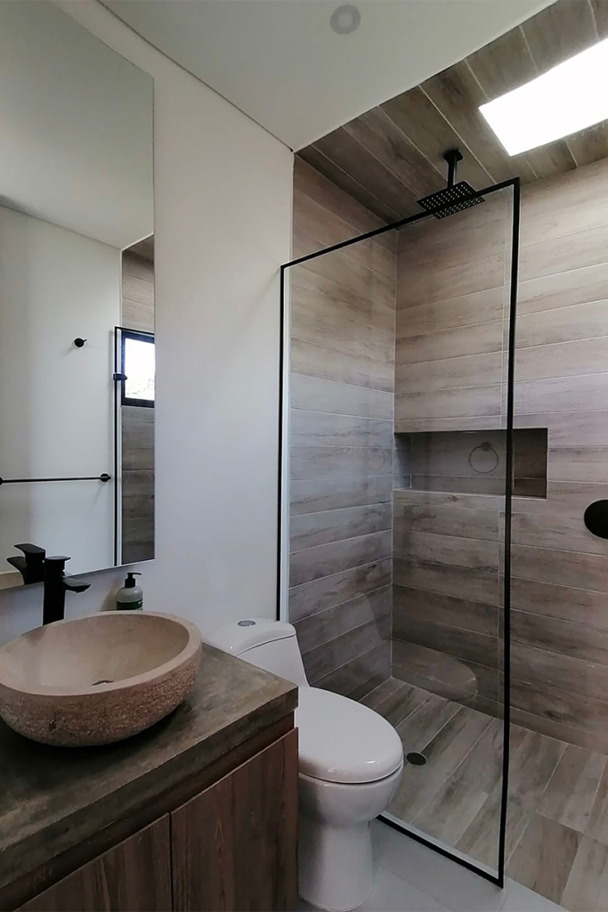 La arquitectura elegante de esta casa en forma de l se articula con el paisaje de la calera