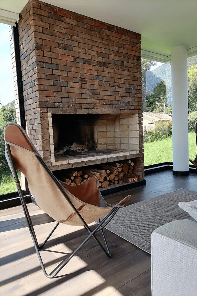 La arquitectura elegante de esta casa en forma de l se articula con el paisaje de la calera