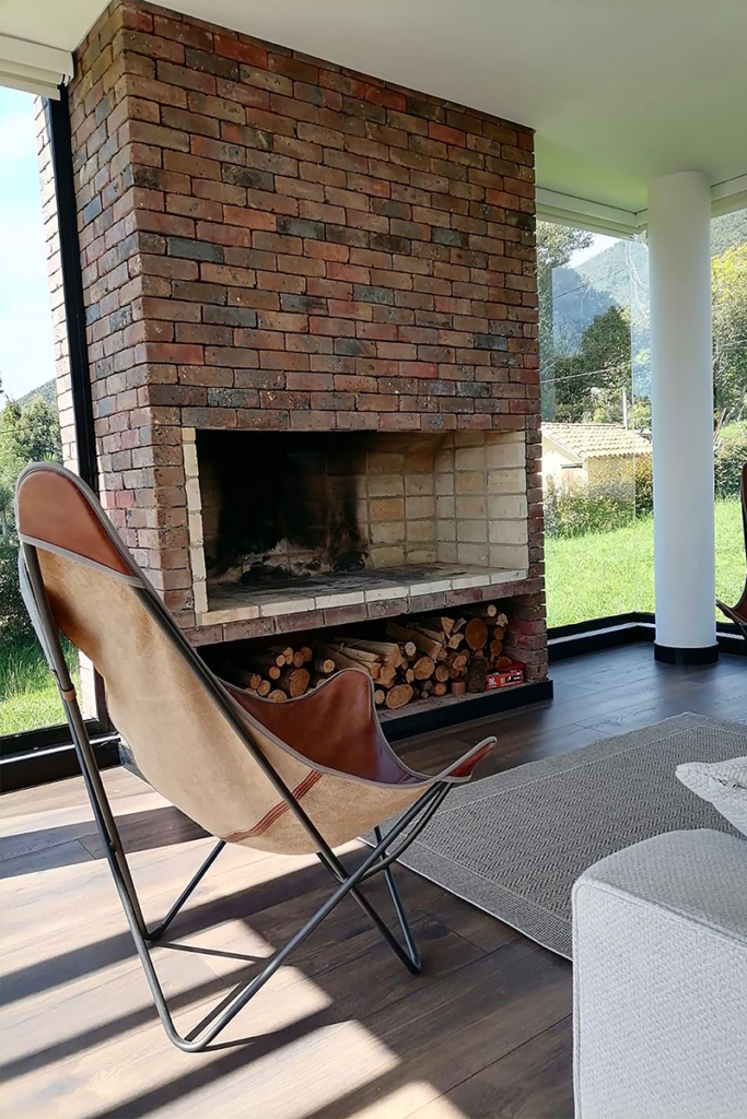 La arquitectura elegante de esta casa en forma de l se articula con el paisaje de la calera