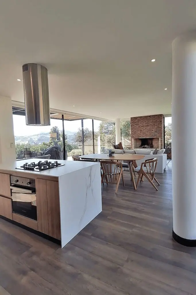 La arquitectura elegante de esta casa en forma de l se articula con el paisaje de la calera