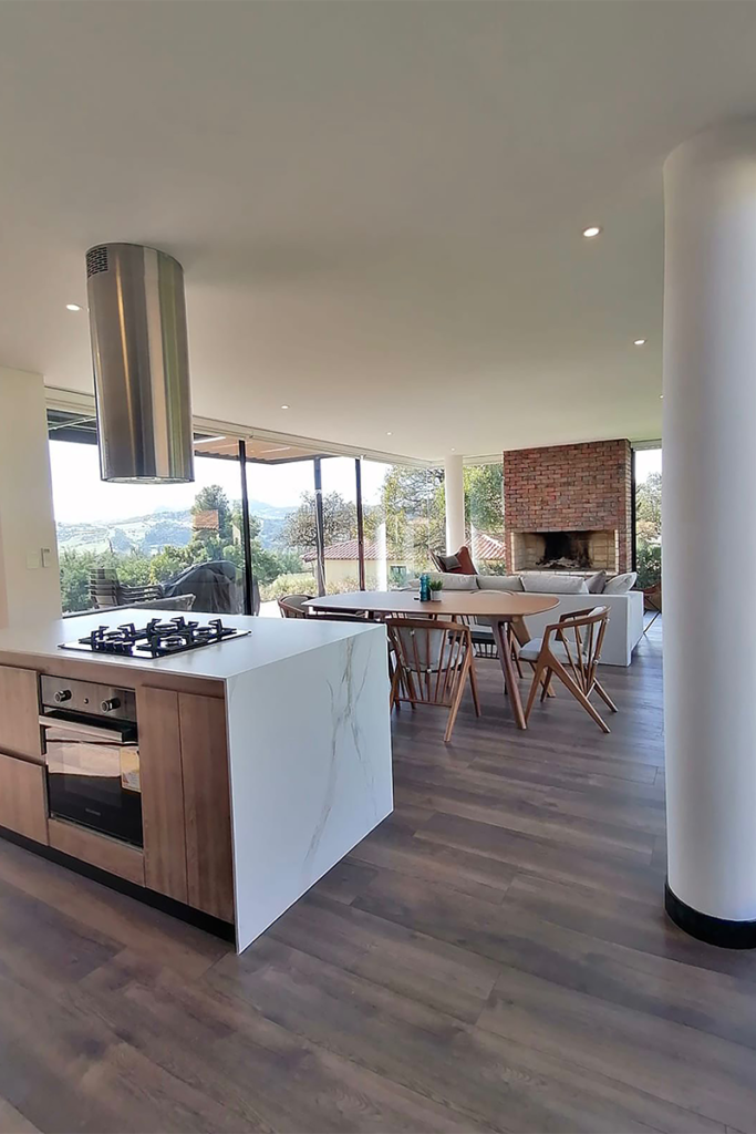 La arquitectura elegante de esta casa en forma de l se articula con el paisaje de la calera