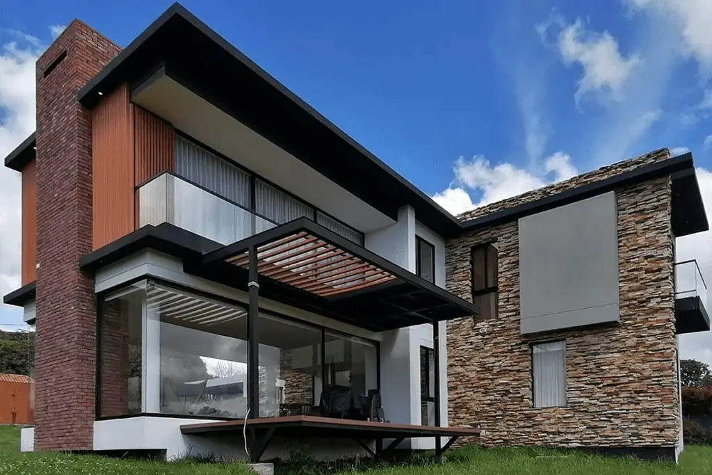 La arquitectura elegante de esta casa en forma de l se articula con el paisaje de la calera