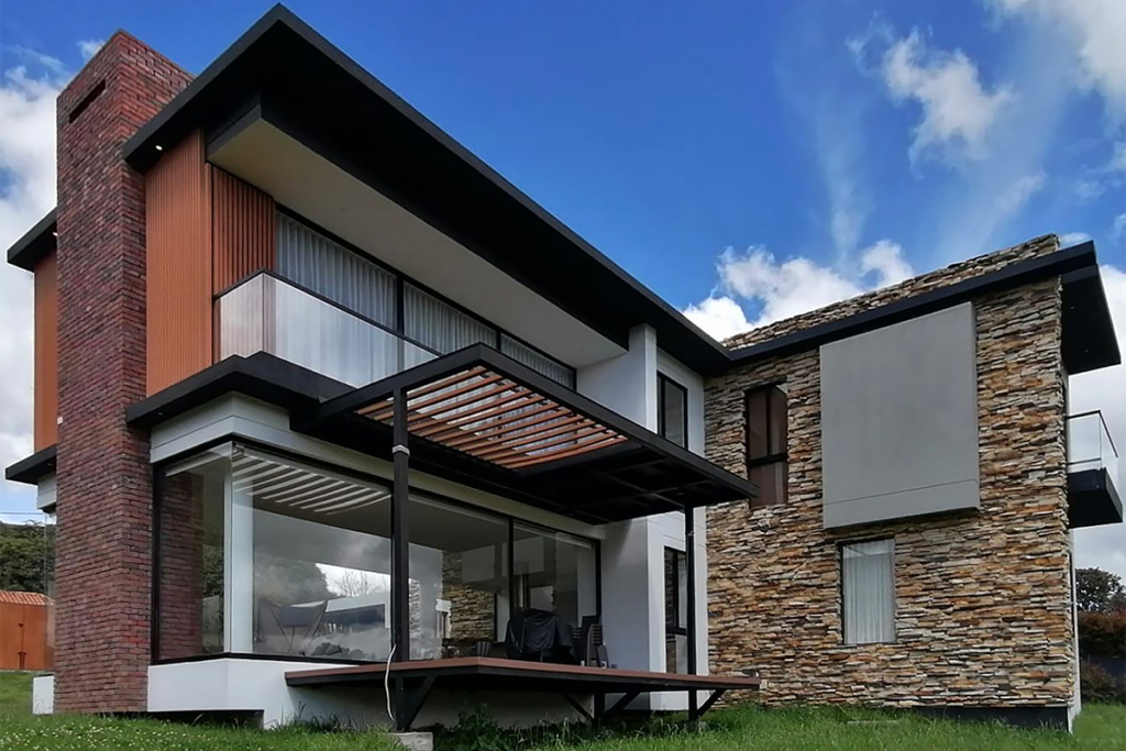 La arquitectura elegante de esta casa en forma de l se articula con el paisaje de la calera