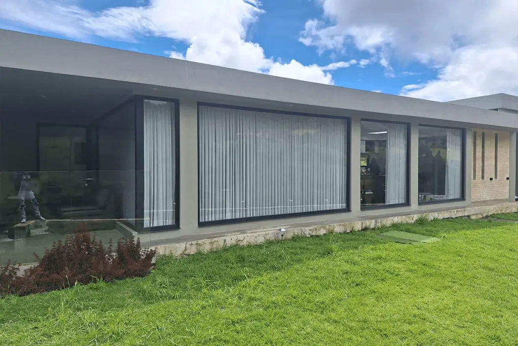 La versatilidad de estas ventanas se integra armónicamente al diseño de esta obra