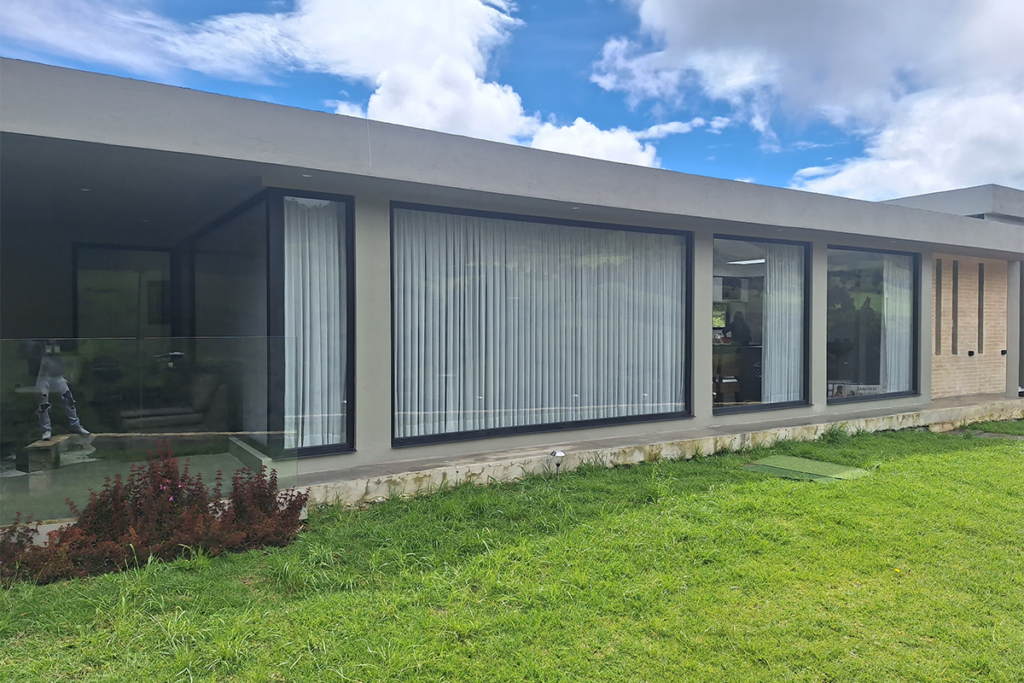 La versatilidad de estas ventanas se integra armónicamente al diseño de esta obra