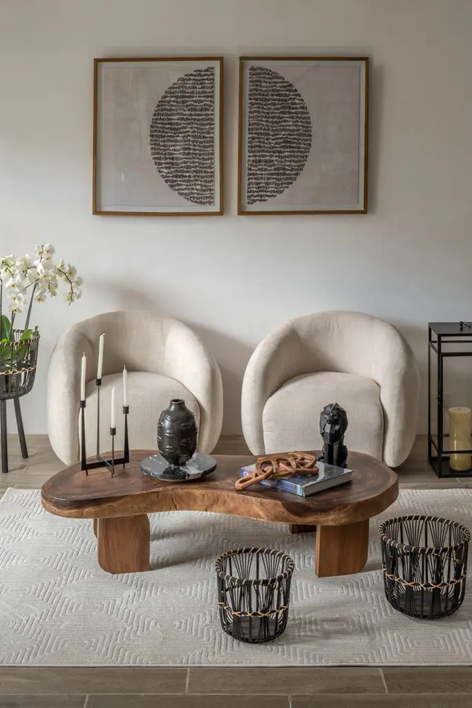 Piezas de decoración en madera y metal.