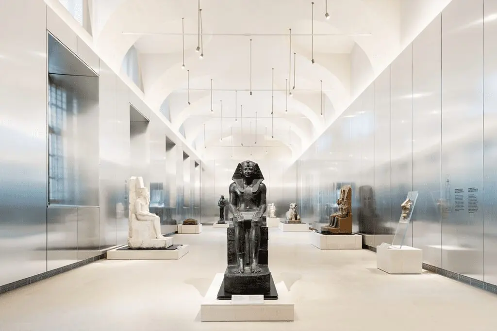 Visitar la arquitectura del museo egizio en italia es como viajar a un antiguo templo Visitar la arquitectura del museo egizio en italia es como viajar a un antiguo templo