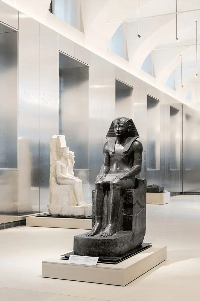 Visitar la arquitectura del museo egizio en italia es como viajar a un antiguo templo Visitar la arquitectura del museo egizio en italia es como viajar a un antiguo templo