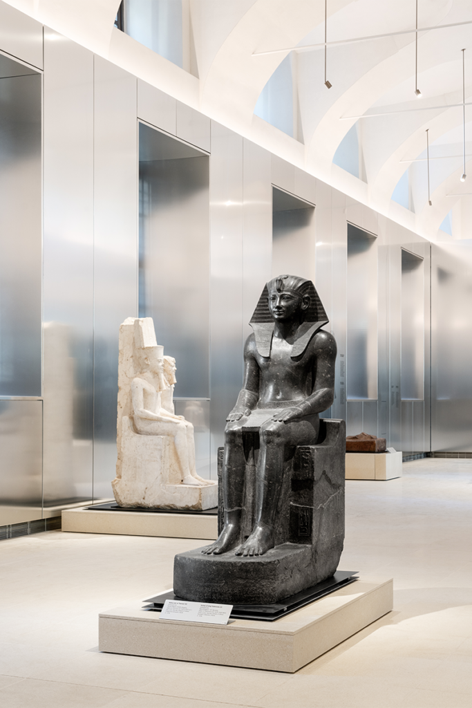 Visitar la arquitectura del museo egizio en italia es como viajar a un antiguo templo 