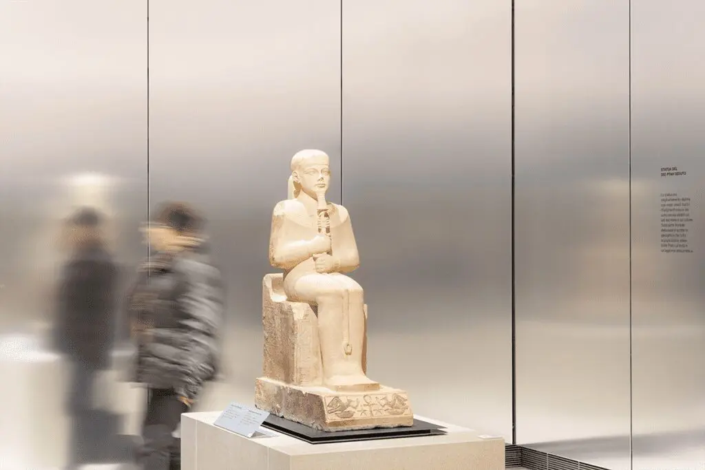 Visitar la arquitectura del museo egizio en italia es como viajar a un antiguo templo Visitar la arquitectura del museo egizio en italia es como viajar a un antiguo templo