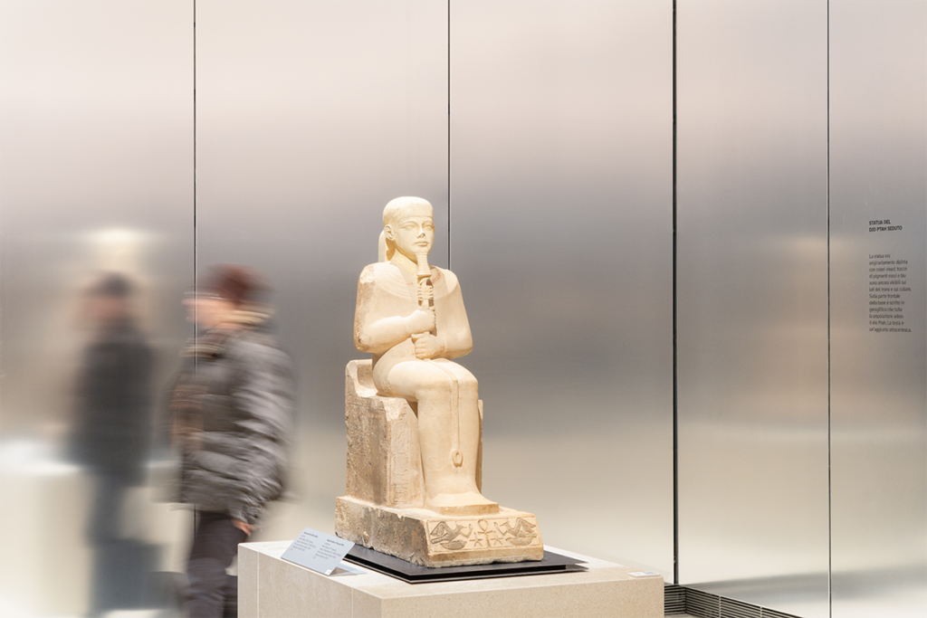 Visitar la arquitectura del museo egizio en italia es como viajar a un antiguo templo 