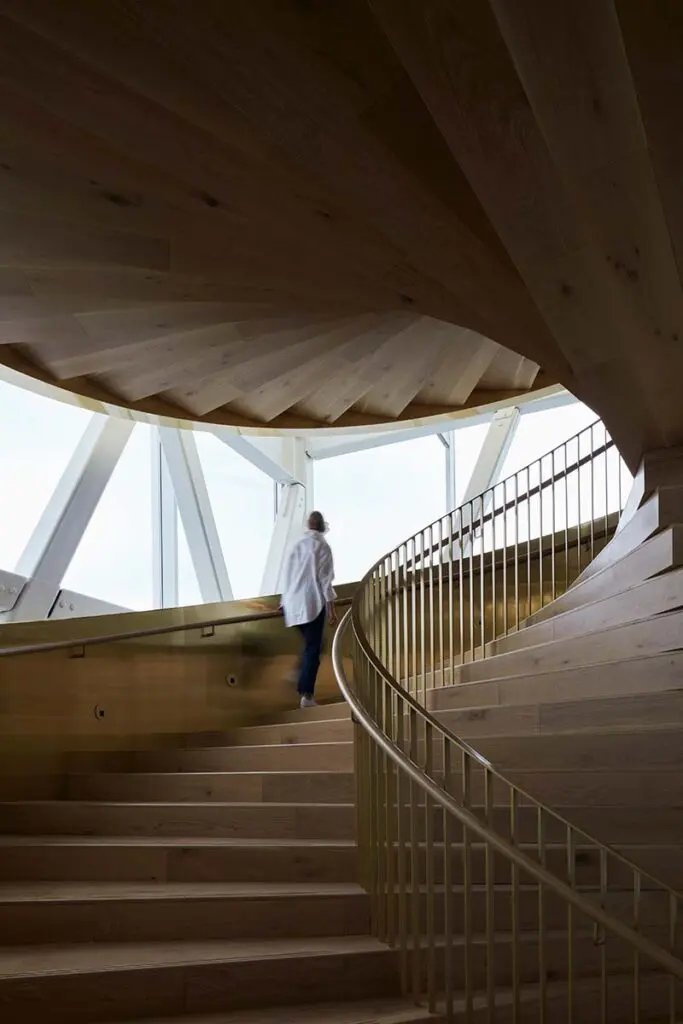 La torre y el muelle que cambiaron la historia de montreal mediante su arquitectura