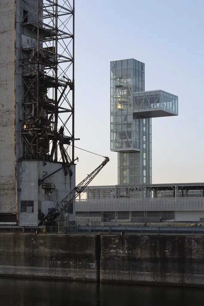 La torre y el muelle que cambiaron la historia de montreal mediante su arquitectura