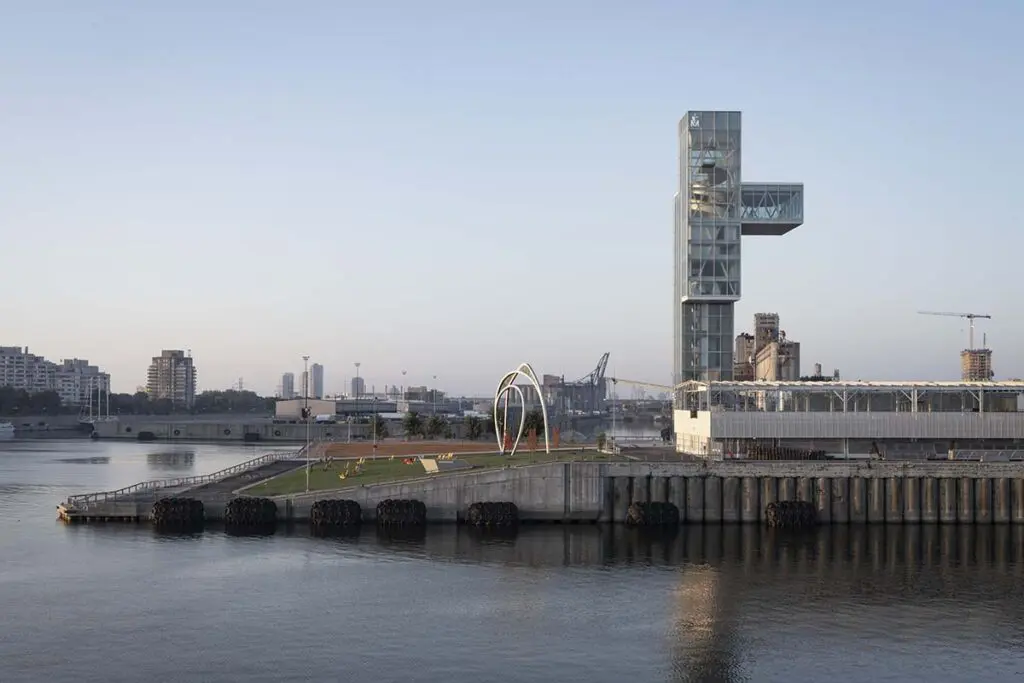 La torre y el muelle que cambiaron la historia de montreal mediante su arquitectura